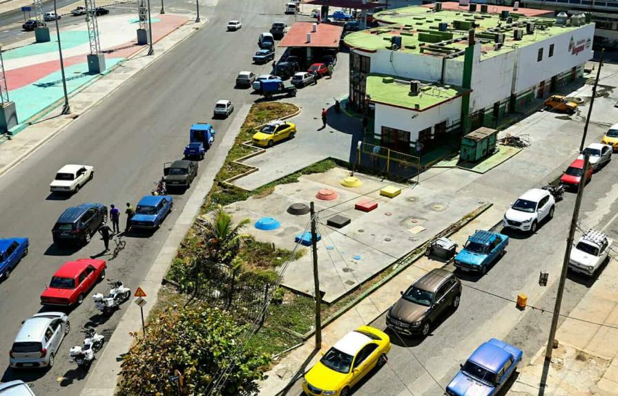 Las filas interminables en gasolineras vuelven a Cuba