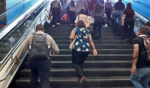 Usuarios del Metro al grito por escaleras eléctricas apagadas