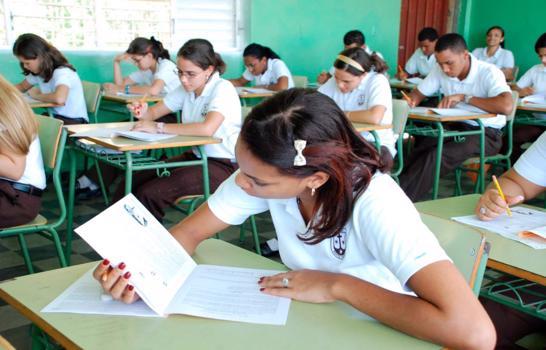 Estudiantes dominicanos logran escribir textos, pero deben mejorar el género narrativo