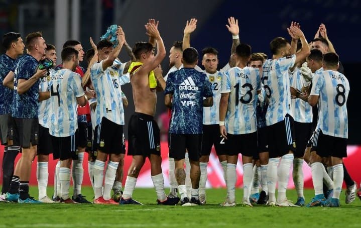 os jugadores de la selección de Argentina festejan tras vencer 1-0 a Colombia en un duelo de las eliminatorias sudamericanas para la Copa del Mundo Qatar 2022, en el estadio Mario Alberto Kempes de Córdoba, Argentina, el martes 1 de febrero de 2022.