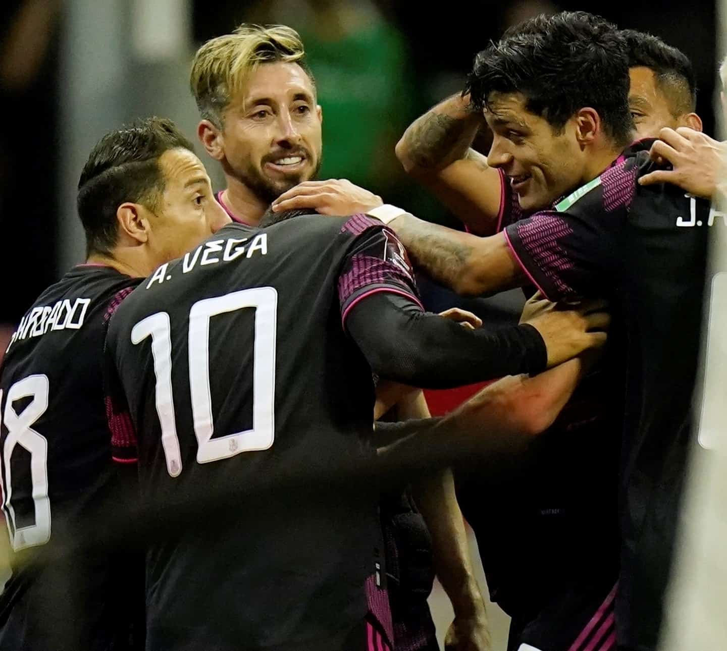 Raúl Jiménez (centro) celebra con sus compañeros de México tras marcar el gol de penal para la victoria 1-0 ante Panamá en las eliminatorias del Mundial, el miércoles 2 de febrero de 2022. 