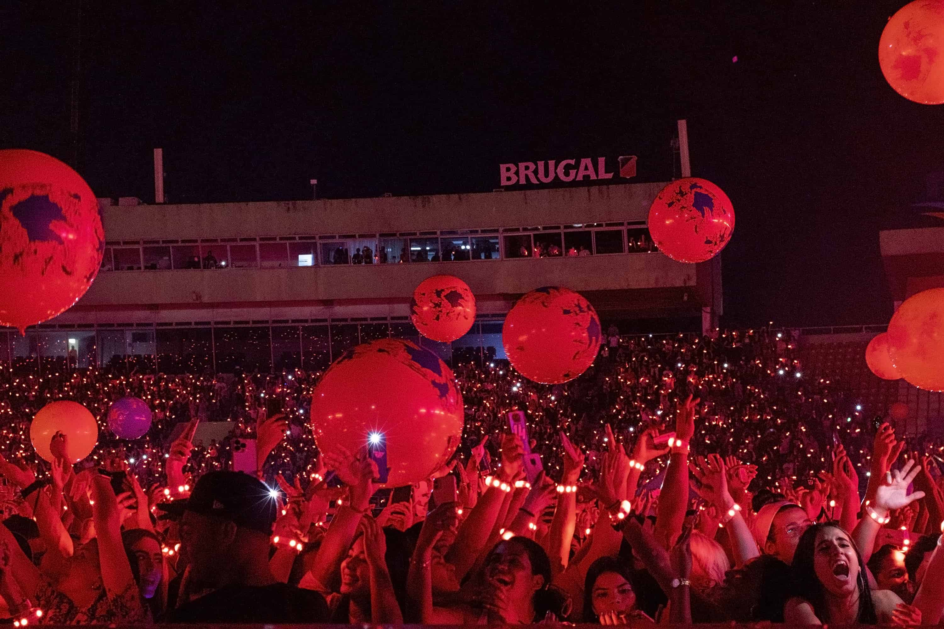 Con globos gigantes de colores los asistentes al concierto participaron activamente del show.