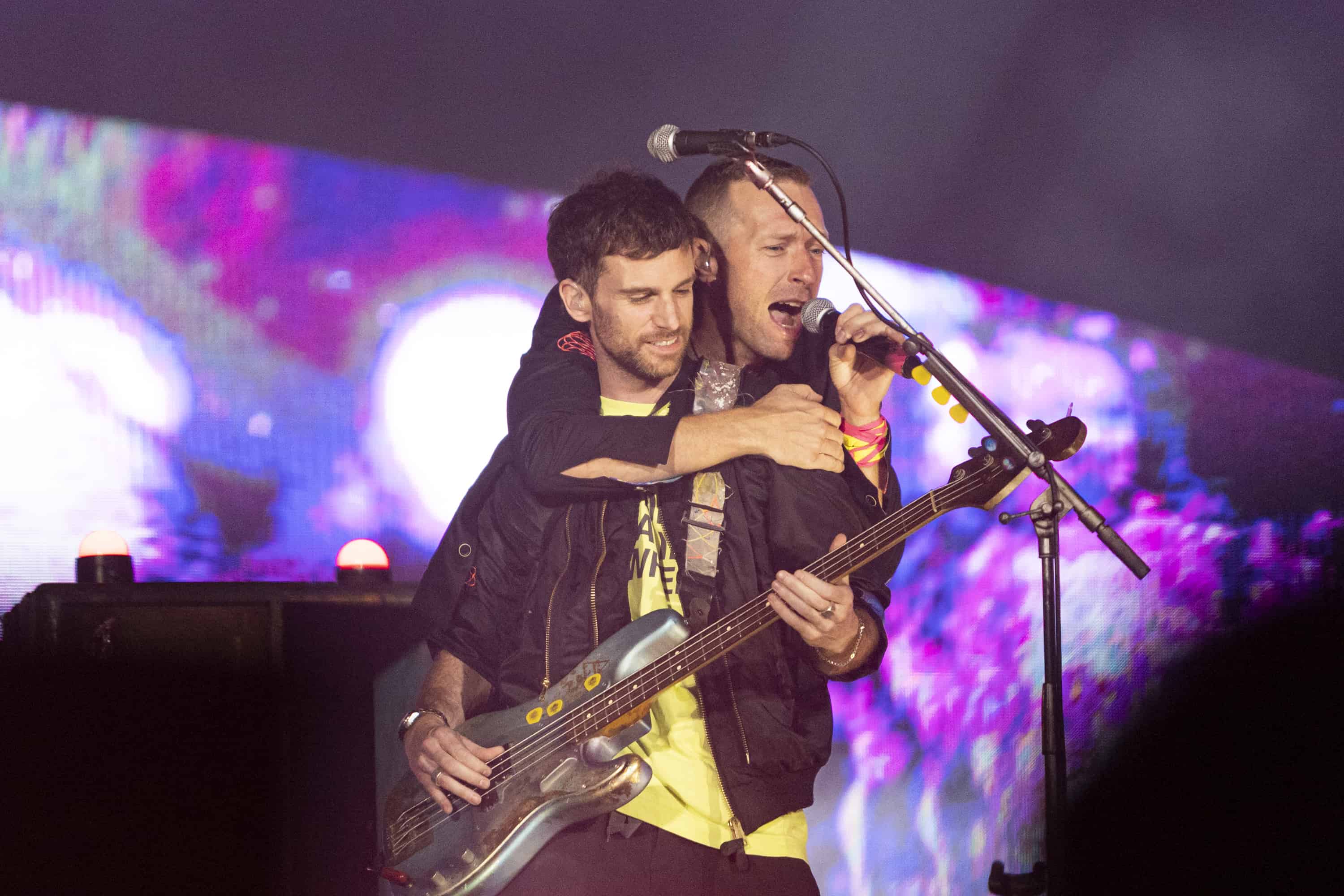 El bajista Guy Berryman y Chris Martin durante el concierto de la gira Music Of The Spheres