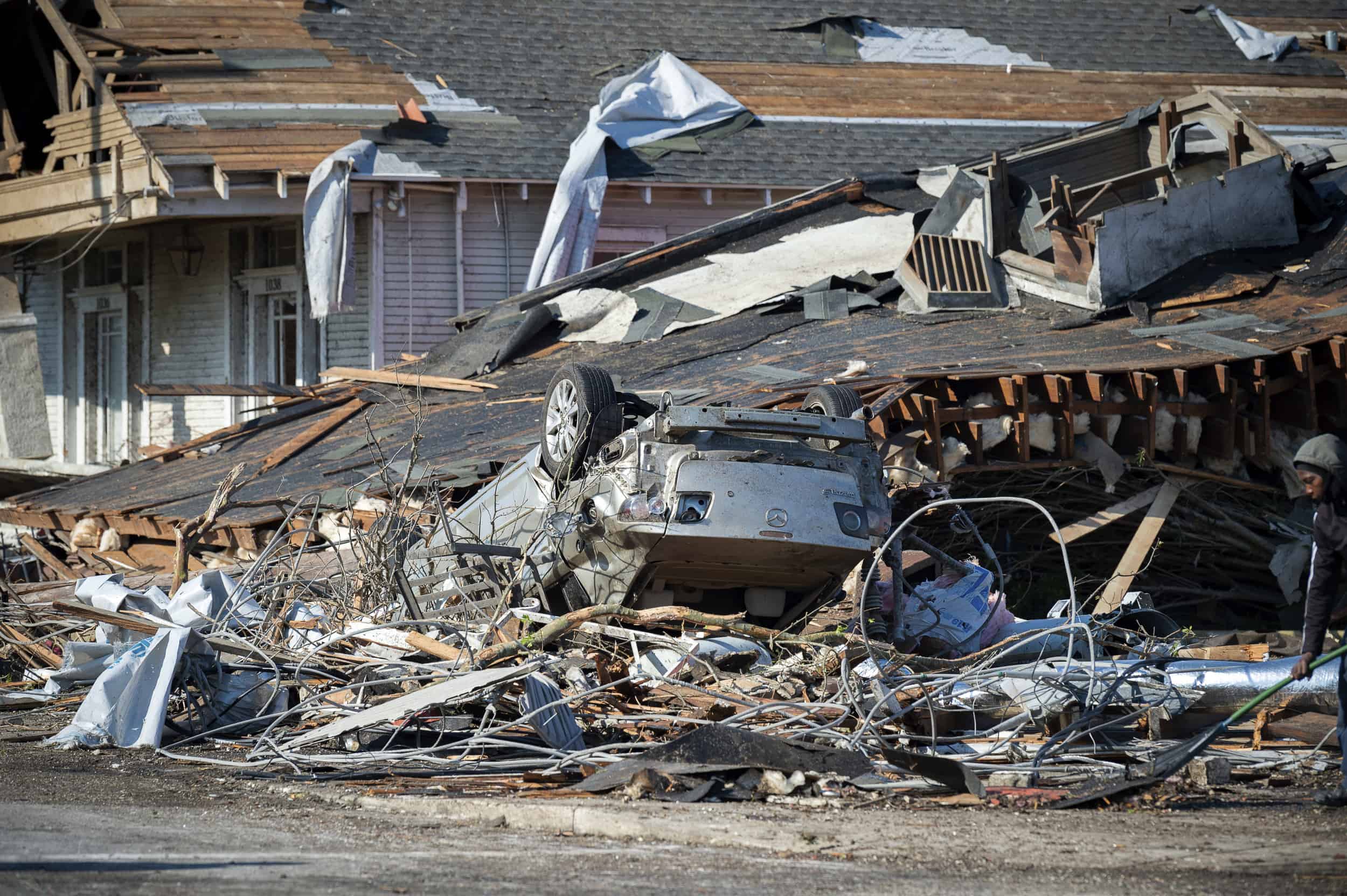 Los escombros rodean los daños extensos a las casas después de un tornado el martes por la noche en Arabie, Luisiana, el miércoles 23 de marzo de 2022. Luisiana está enviando 300 soldados de la Guardia Nacional al área de Nueva Orleans donde los tornados volcaron autos y arrancaron techos.