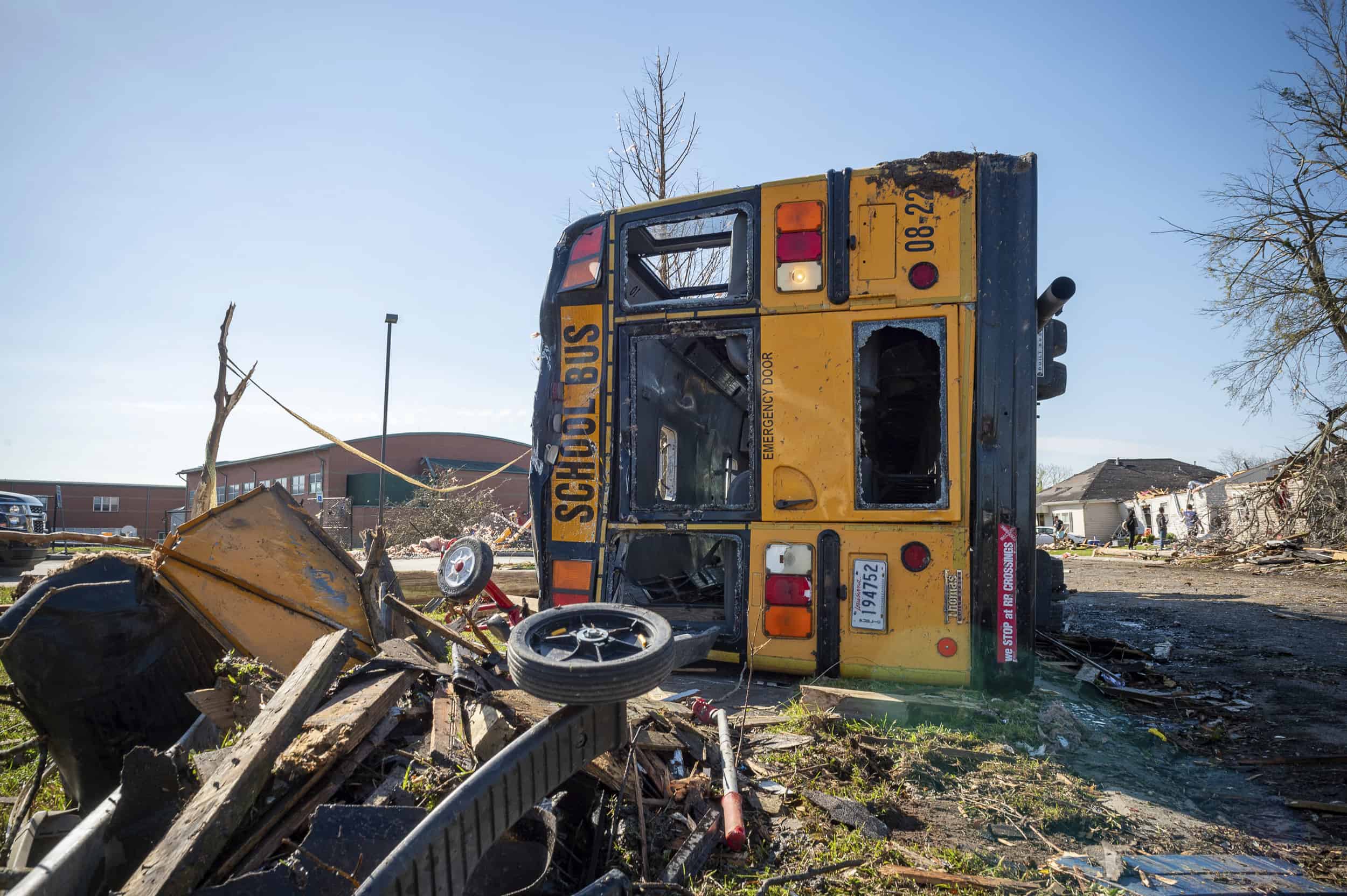 Un autobús escolar se volcó después de un tornado el martes por la noche en Arabie, Luisiana, el miércoles 23 de marzo de 2022. Louisiana está enviando 300 soldados de la Guardia Nacional al área de Nueva Orleans donde los tornados volcaron autos y arrancaron techos.