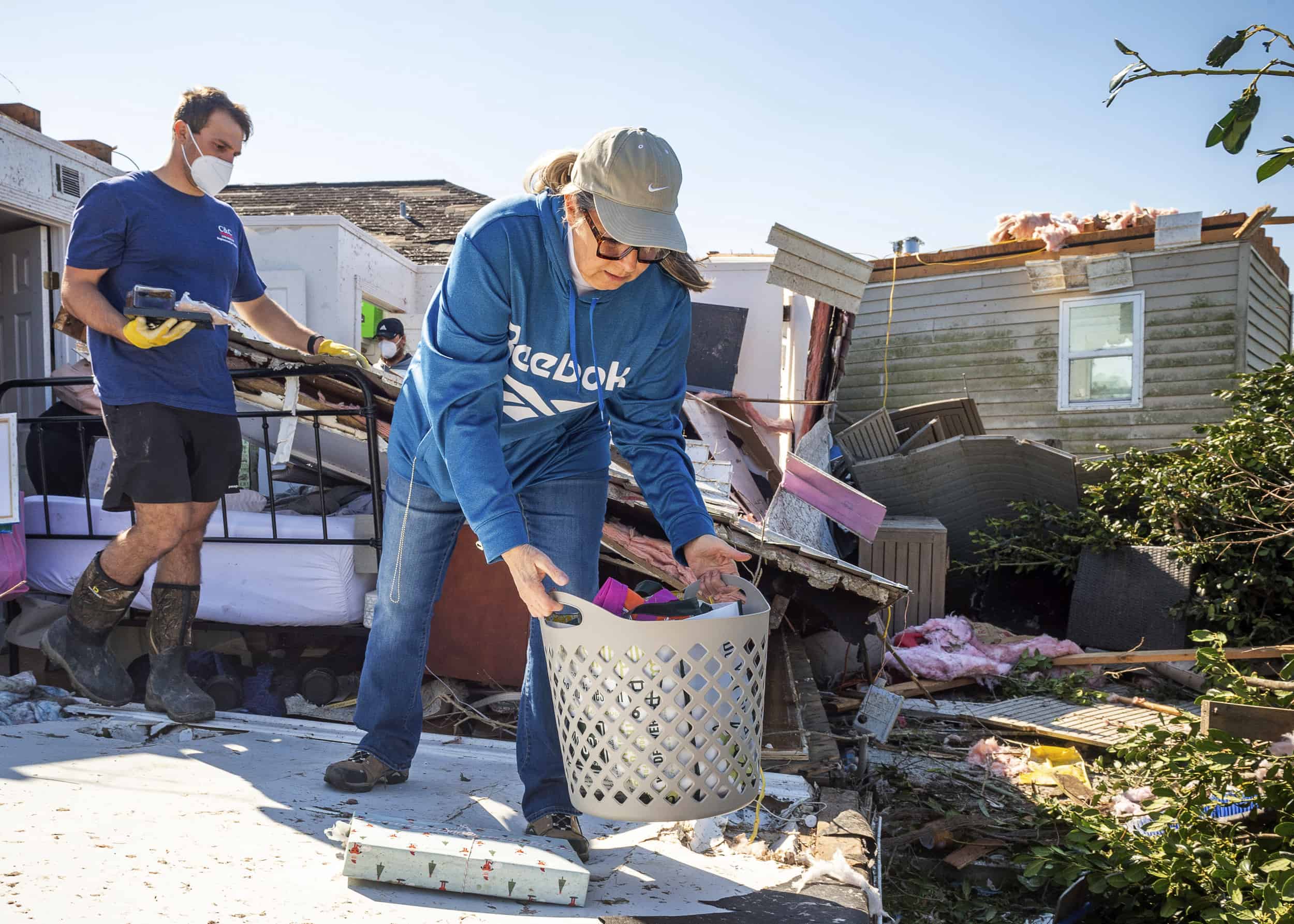Jane Borrello y su hijo Colin Labourde rescatan pertenencias después de que un tornado destruyó una casa en Arabie, Luisiana, el miércoles 23 de marzo de 2022.