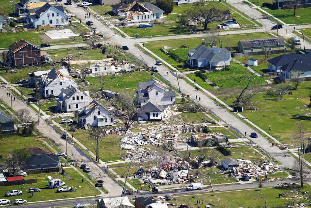 Las casas están dañadas después de que un tornado arrasara el miércoles 23 de marzo de 2022 en Arabi, Luisiana. Un tornado volcó autos, arrancó techos y depositó una casa en medio de una calle en el área de Nueva Orleans, parte de un frente de tormenta que causó daños en algunos lugares mientras volaba desde Texas hasta Carolina del Sur.