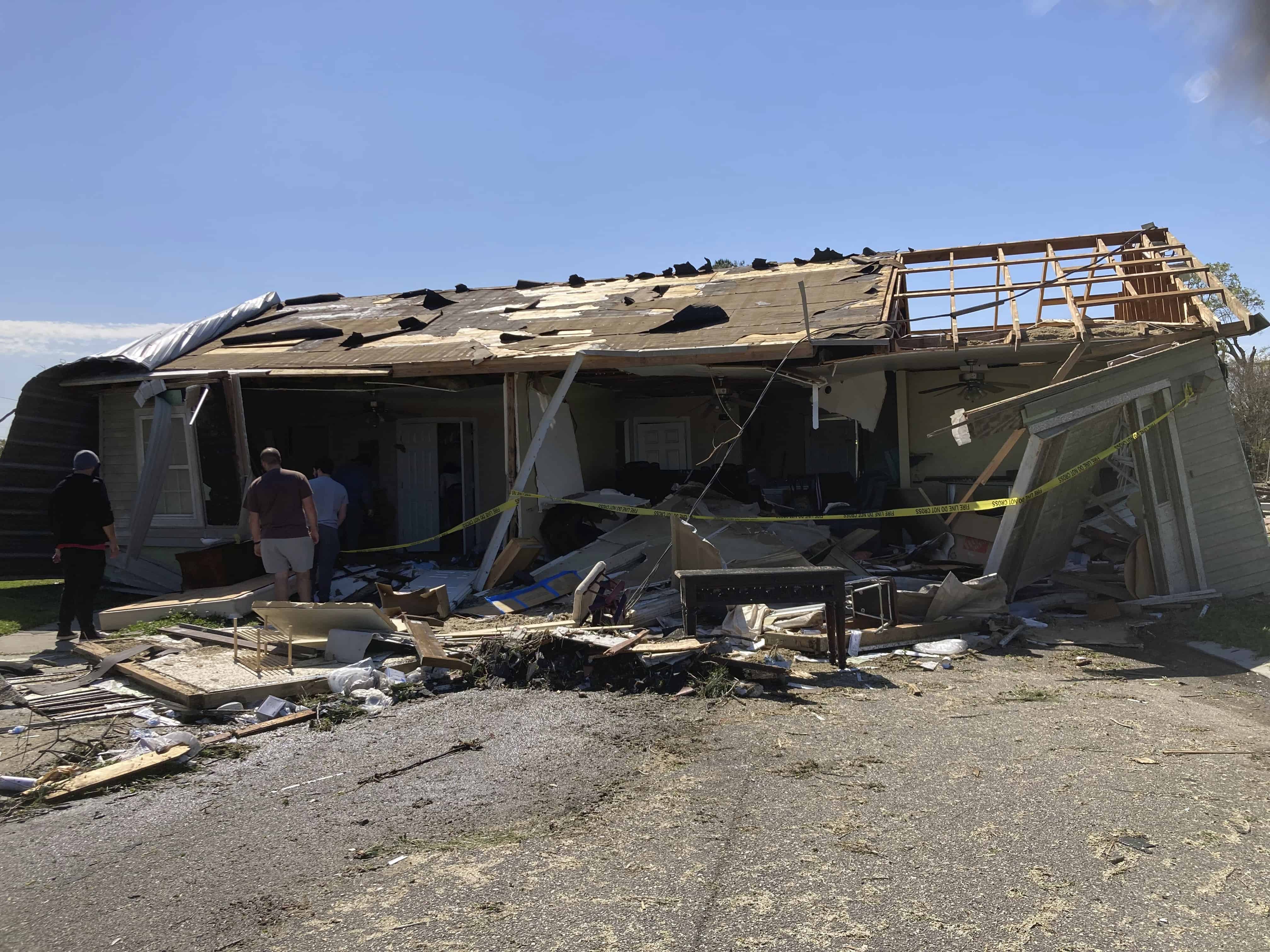 Una casa que se movió de sus cimientos durante el tornado el martes por la noche se encuentra en la calle a unos 30 pies de distancia en Arabi, Luisiana, el miércoles 23 de marzo de 2022. 