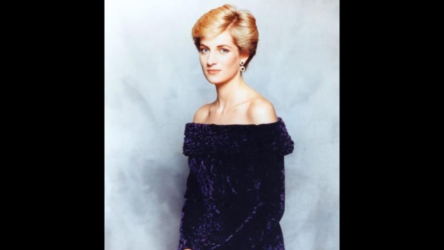 Subastan foto de la princesa Diana en la que se veía fea