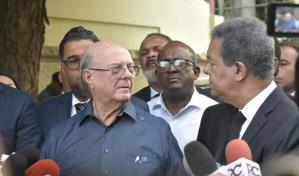 Leonel acude a casa de Hipólito a darle el pésame por muerte de su esposa doña Rosa