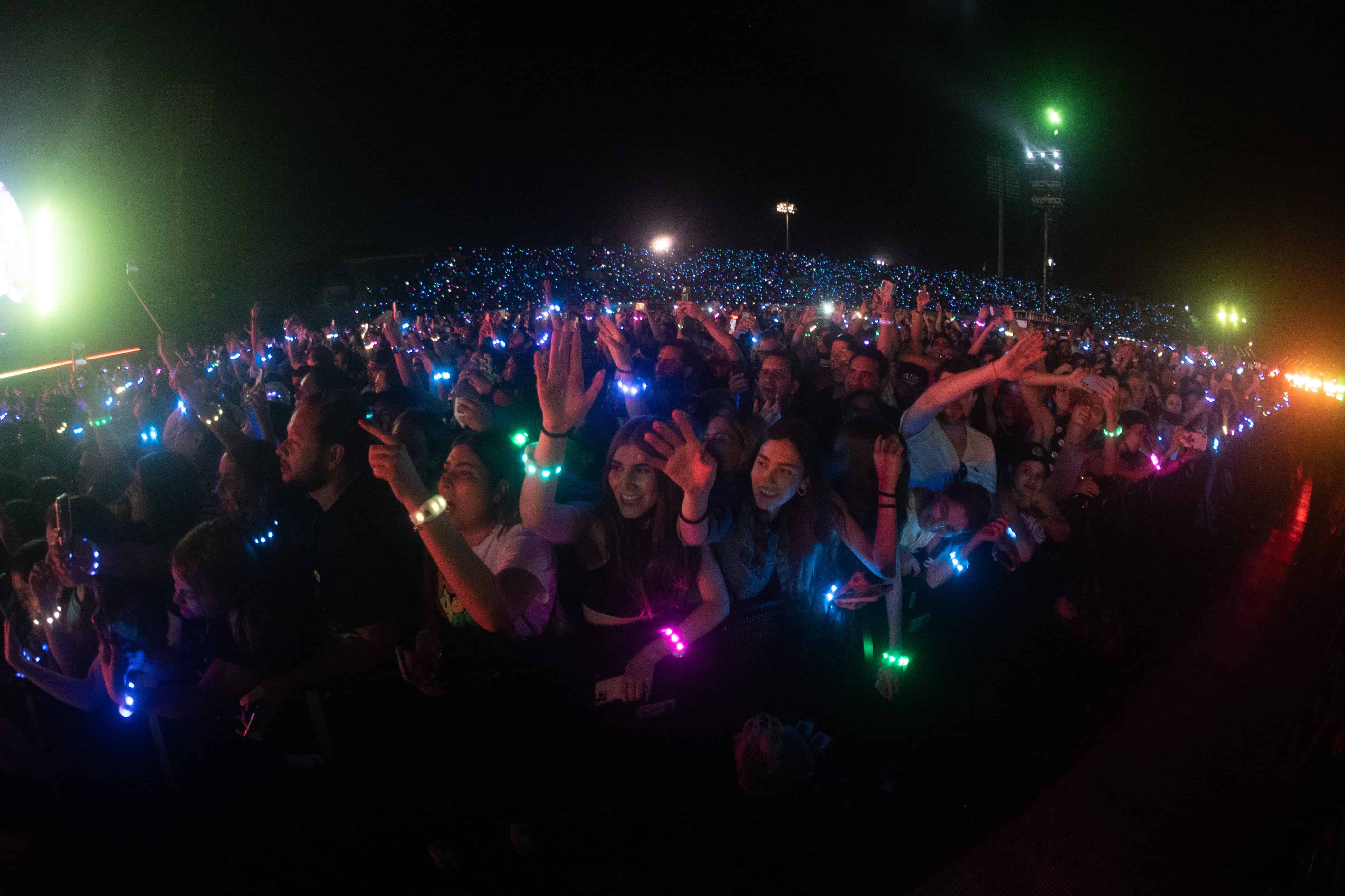 Miles de brazaletes con luces led se entregaron al público que se dio cita en el Estadio Olímpico Félix Sánchez.