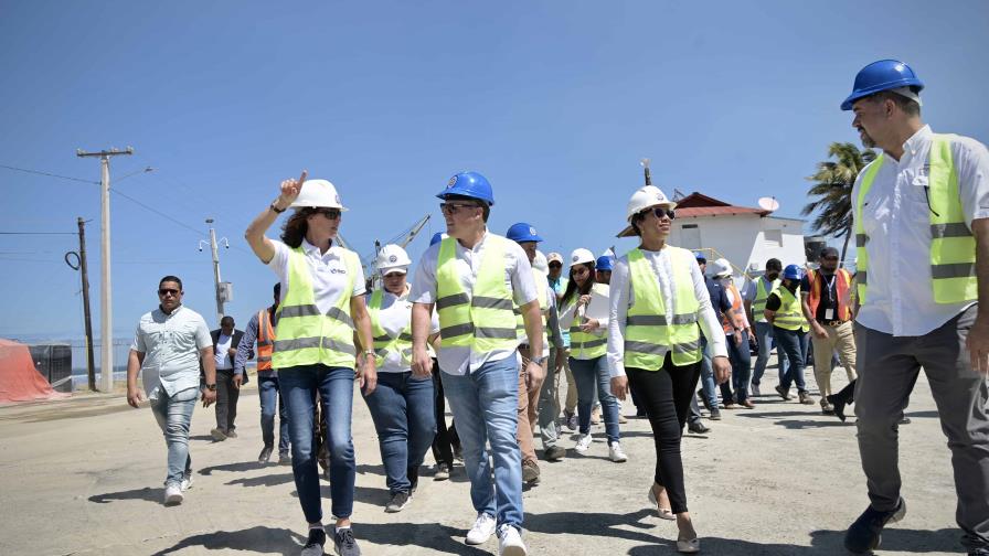 Director de Autoridad Portuaria y representante BID supervisan ampliación del puerto de Manzanillo