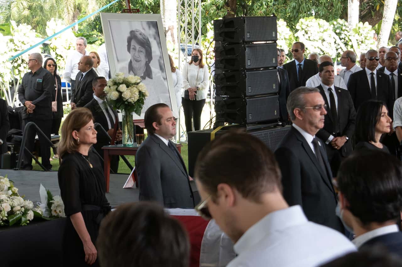 el presidente Luis Abinader, la primera dama Raquel Arbaje, la vicepresidenta Raquel Peña y el ministro Administrativo de la Presidencia, José Paliza, haciendo guardia de honor. 