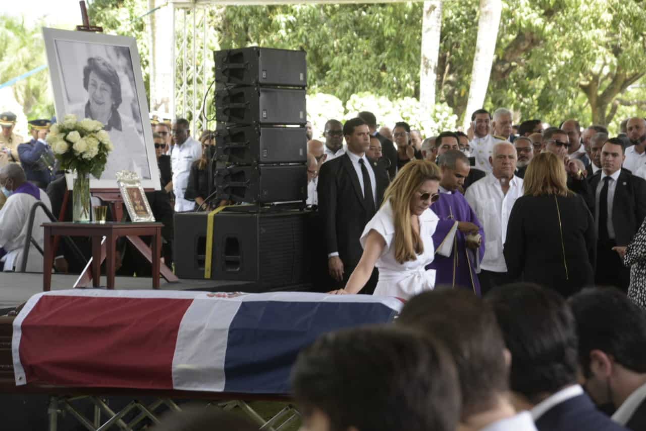 El féretro de doña Rosa cubierto con la bandera. 