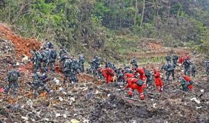 Hallan una caja negra del avión de China Eastern accidentado