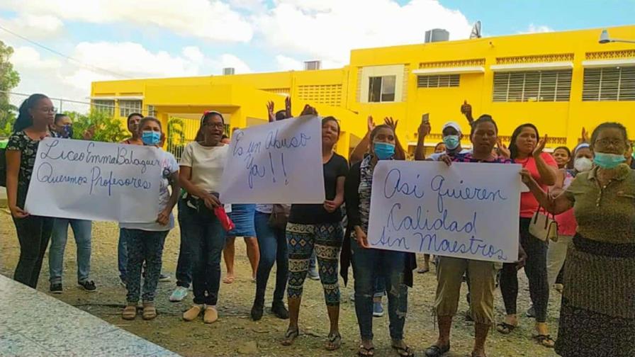 Una sola maestra para más de 150 estudiantes de secundaria Una sola maestra para más de 150 estudiantes de secundaria