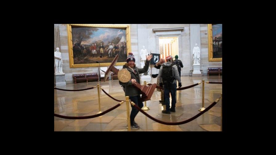 Hombre que asaltó el Capitolio de EEUU celebra fiesta antes de ir a prisión