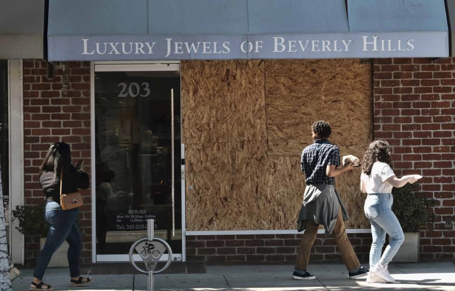 Recomiendan no llevar joyas caras en Los Ángeles por robos