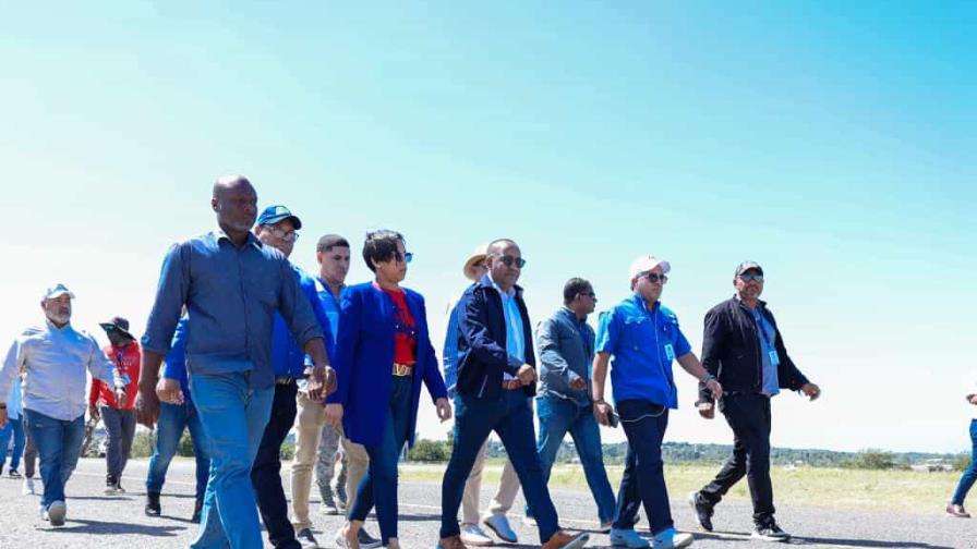 Realiza trabajo de acondicionamiento del aeropuerto Osvaldo Virgil en Montecristi
