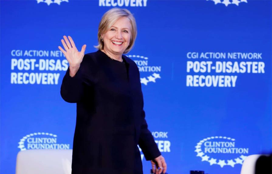 Hillary Clinton da positivo al COVID-19 con síntomas leves