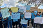 ADP realiza manifestación por aumento salarial en Higüey; PN impide lleguen al Distrito Educativo