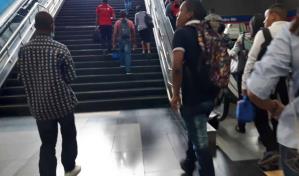 Reparan escalera que estaba dañada en la estación Pedro Mir