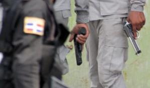 Unidades policiales de acción rápida y topos apresan presunto microtraficante en Los Alcarrizos