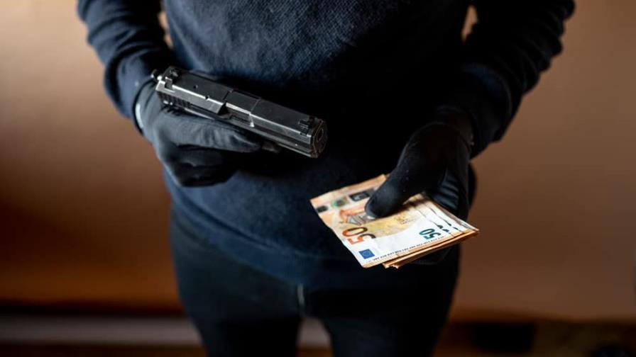 Acusan con cargos federales a un ladrón de bancos en serie en EEUU