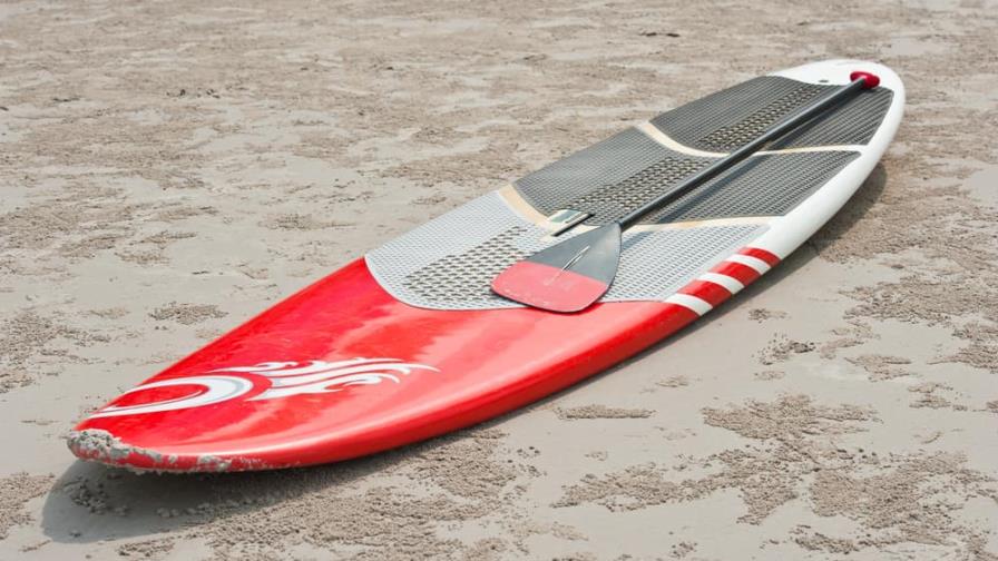 Rescatan en aguas de Florida a un inmigrante cubano en una tabla de windsurf Rescatan en aguas de Florida a un inmigrante cubano en una tabla de windsurf