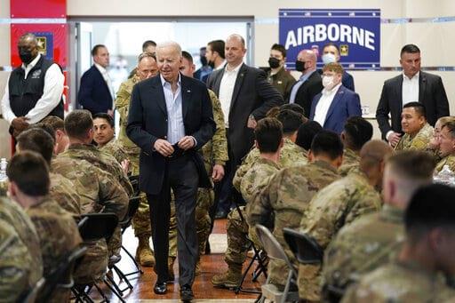 Biden visita soldados estadounidenses apostados cerca de la frontera de Polonia