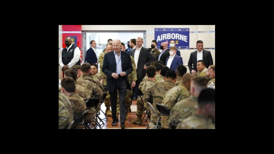 Biden visita soldados estadounidenses apostados cerca de la frontera de Polonia