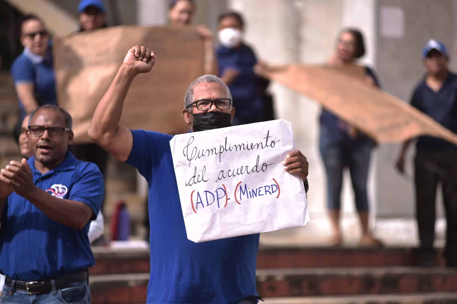 Los maestros se concentraron en la sede del Ministerio de Educación en Santiago.