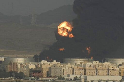 Rebeldes yemeníes atacan depósito saudí en víspera de la Fórmula 1