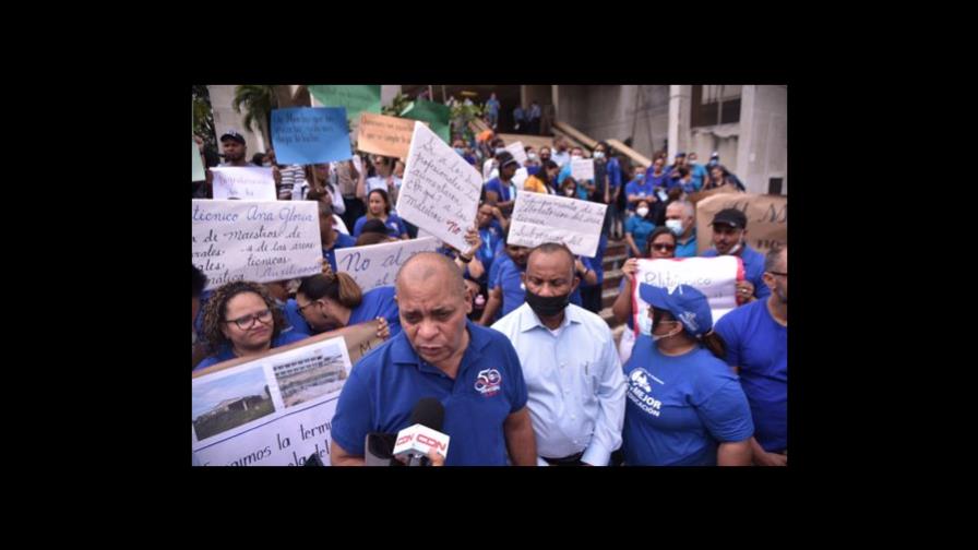 Profesores protestan frente a oficinas de Educación en Santiago