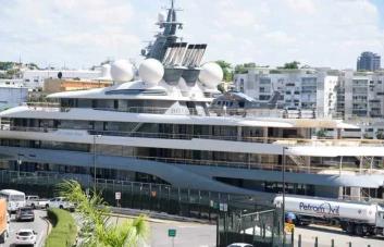 Así está el ambiente en el puerto donde atracó el yate Flying Fox