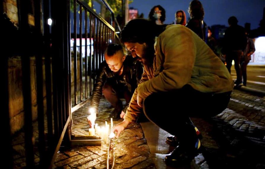 Seguidores de Taylor Hawkins lo homenajean en emotiva despedida en Bogotá