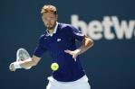 Medvedev supera sin complicaciones a Murray en Miami