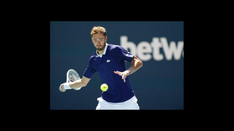 Medvedev supera sin complicaciones a Murray en Miami