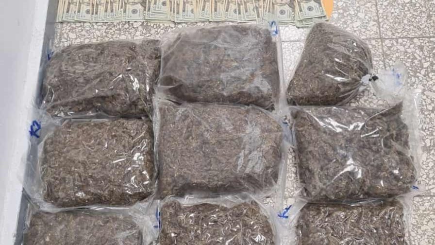 Ocupan droga y 25 mil dólares al intervenir casa en Santo Domingo Este Ocupan droga y 25 mil dólares al intervenir casa en Santo Domingo Este