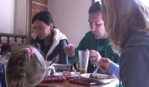 Ucrania: Chef gourmet cocina gratis para refugiados en Leópolis