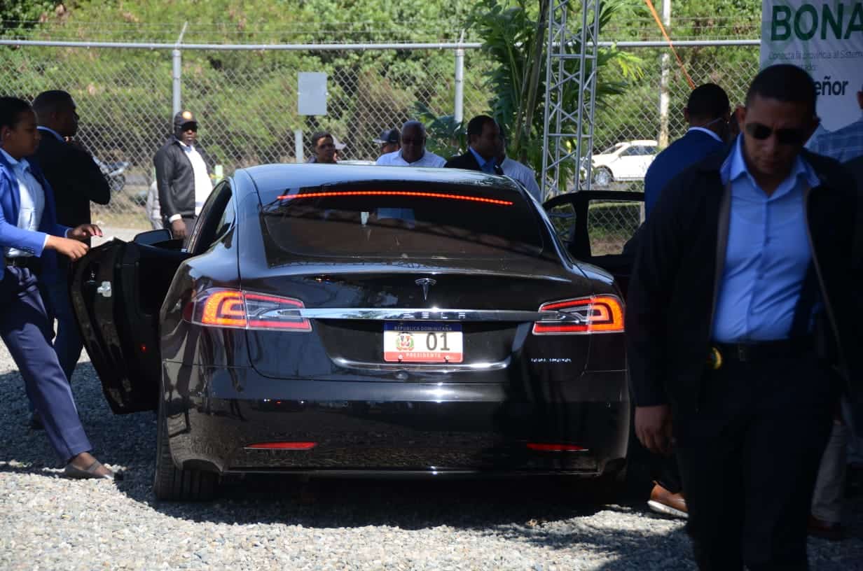 El presidente Luis Abinader viaja en el Tesla.