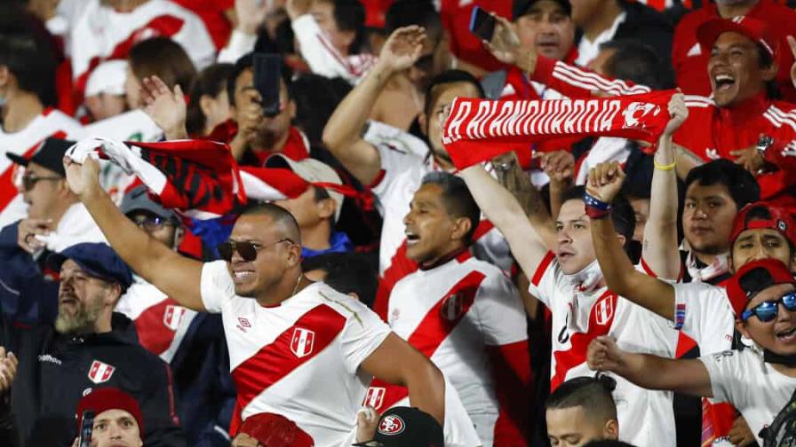 Hinchada peruana indignada por el robo del partido contra Uruguay