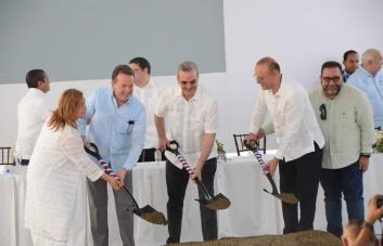 Presidente Abinader  agota  periplo de dos días en Monseñor Nouel y La Vega