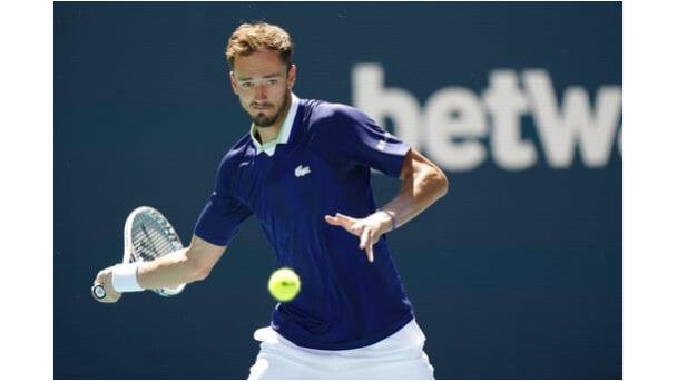 Medvedev supera sin complicaciones a Murray en Abierto de Miami