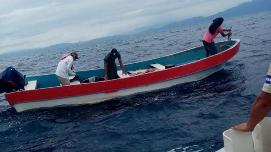 Rescatan en Honduras con vida a tres pescadores tras tres días en el mar