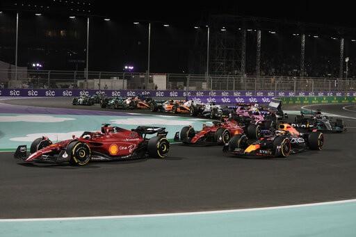 Verstappen doma Leclerc y se impone en Arabia Saudí