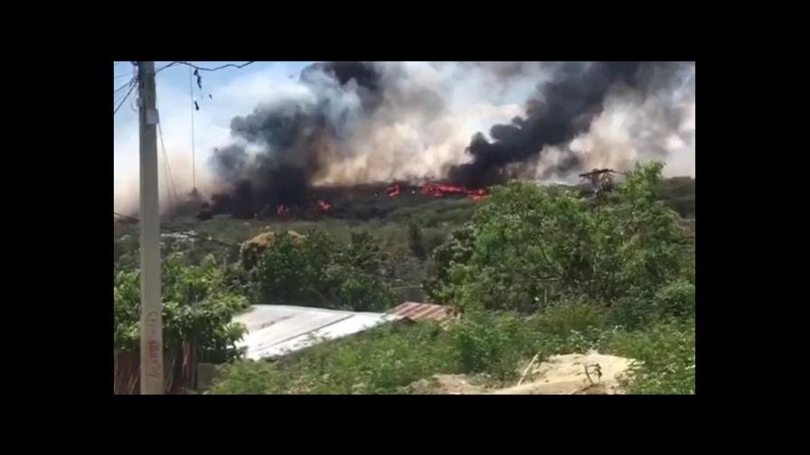 Sigue fuerte el fuego en el Vertedero Rafey de Santiago