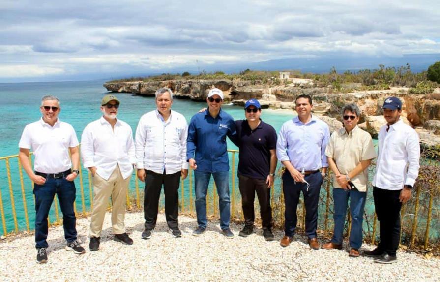 Presidente de banco centroamericano visita Pedernales y se compromete a colaborar con financiamiento