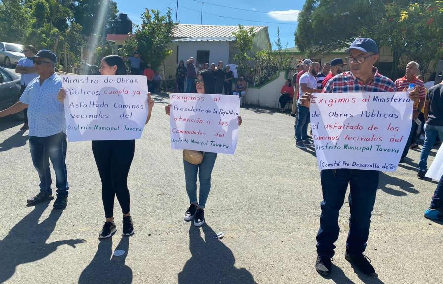 Protestan por mal estado de calles en el Distrito Tavera de La Vega