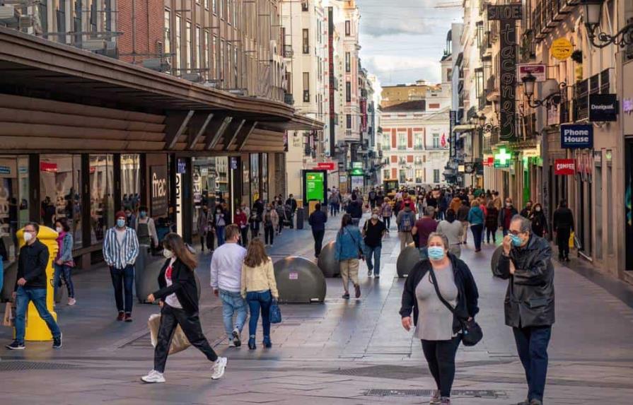 España aplica nueva estrategia frente al COVID, sin cuarentena para casos leves